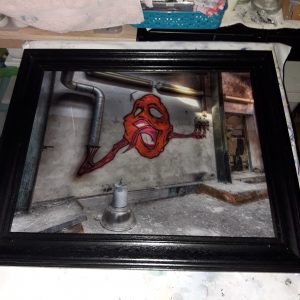 "Original-Fotografie von Friedrich Brüggebosse: Ein staubiges Graffiti in einer verlassenen Halle der Noltemeyer Werke vor dem Abriss. Lost Place Fotografie in Schwarz-Weiß-Optik."