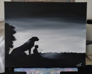 Eine Schwarz-Weiß-Acrylmalerei zeigt die Silhouette eines Jungen, der an einem Abgrund sitzt, bewacht von der Silhouette eines Panthers im Hintergrund vor einem grauen Horizont.