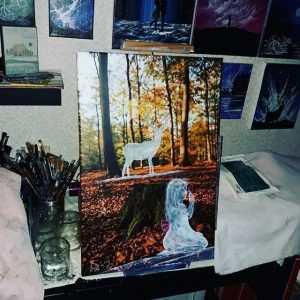 "Künstlerische Fotoleinwand von kreativ-mit-acryl: Ein herbstlicher Waldweg im Sophiental, in den schemenhaft ein weißer Hirsch und ein kniendes Mädchen gemalt wurden. Magenta Akzente durch einen Schmetterling und eine Schleife."