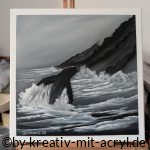 Eine kontrastreiche Schwarz-Weiß-Acrylmalerei eines Wals, der in einer stürmischen Brandung vor einer steilen Küstenlinie aus dem Wasser bricht. Die massive dunkle Fluke steht im Zentrum, während weiß aufpeitschende Gischt und wabernder Nebel eine dramatische, raue Atmosphäre erzeugen.