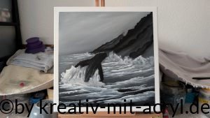 Eine kontrastreiche Schwarz-Weiß-Acrylmalerei eines Wals, der in einer stürmischen Brandung vor einer steilen Küstenlinie aus dem Wasser bricht. Die massive dunkle Fluke steht im Zentrum, während weiß aufpeitschende Gischt und wabernder Nebel eine dramatische, raue Atmosphäre erzeugen.