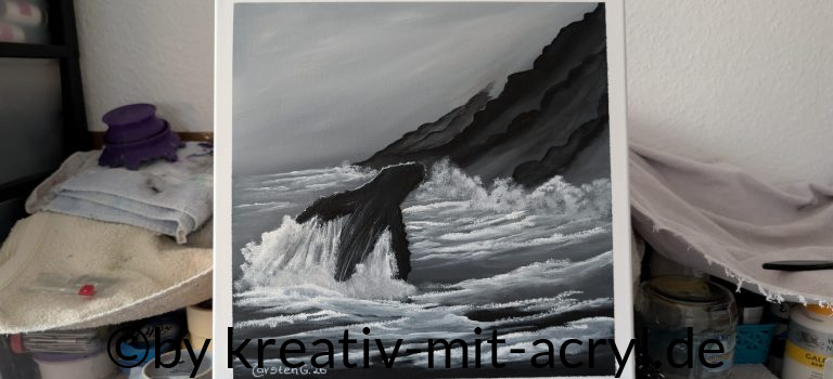 The Heavy Pulse: Ein Cornwall-Moment in Schwarz-Weiß Eine kontrastreiche Schwarz-Weiß-Acrylmalerei eines Wals, der in einer stürmischen Brandung vor einer steilen Küstenlinie aus dem Wasser bricht. Die massive dunkle Fluke steht im Zentrum, während weiß aufpeitschende Gischt und wabernder Nebel eine dramatische, raue Atmosphäre erzeugen.